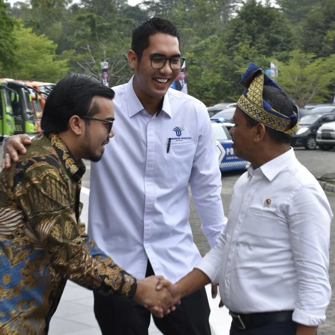 Ginda Purnama Dampingi Menteri Investasi dan Berikan Nomor Induk Berusaha bagi Pelaku UMK Pekanbaru