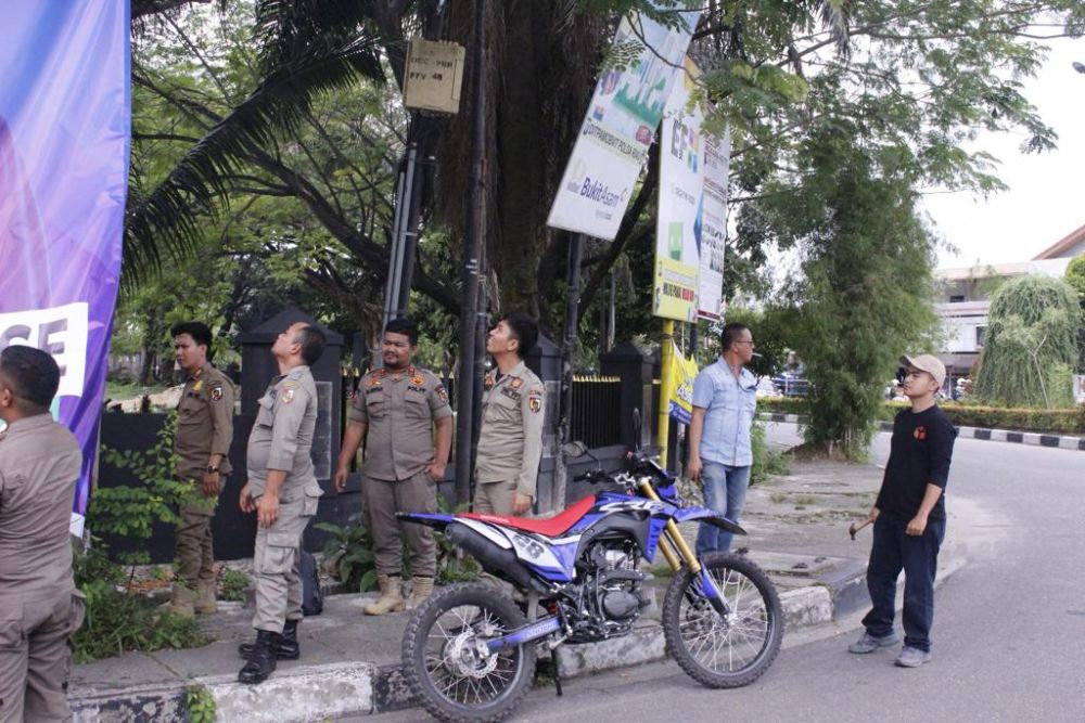 Gandeng Satpol PP Pekanbaru, Bawaslu Kota Pekanbaru Tertibkan Alat Peraga Kampanye