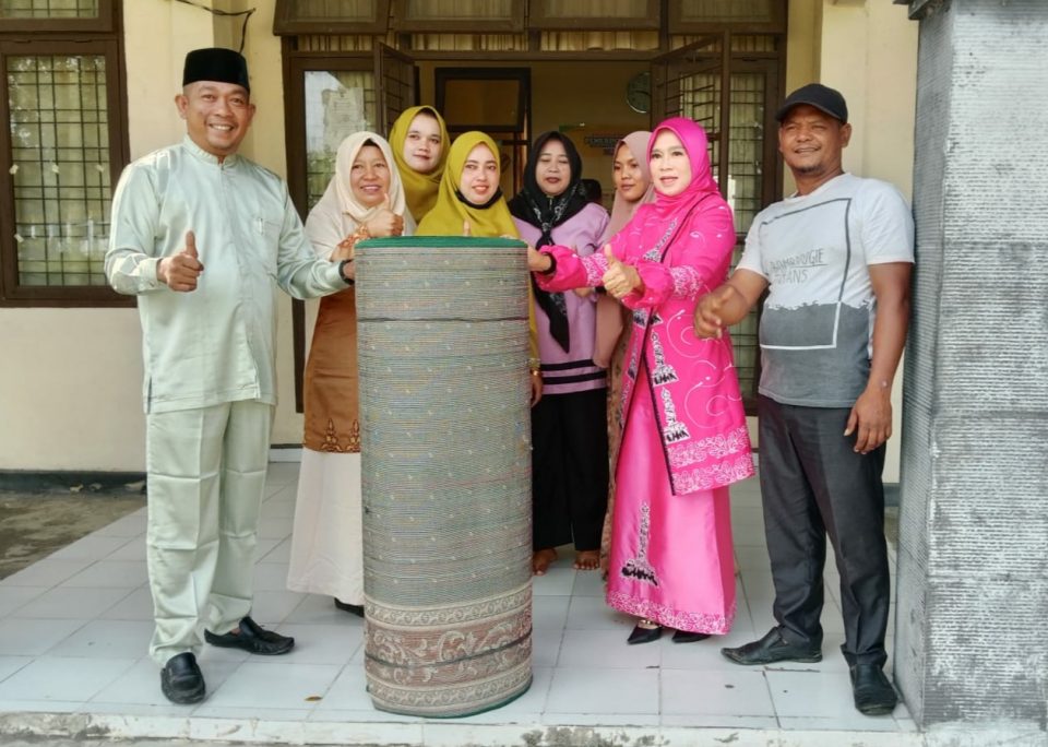 Peduli Rumah Ibadah, Haswinda Serahkan Bantuan Karpet Masjid