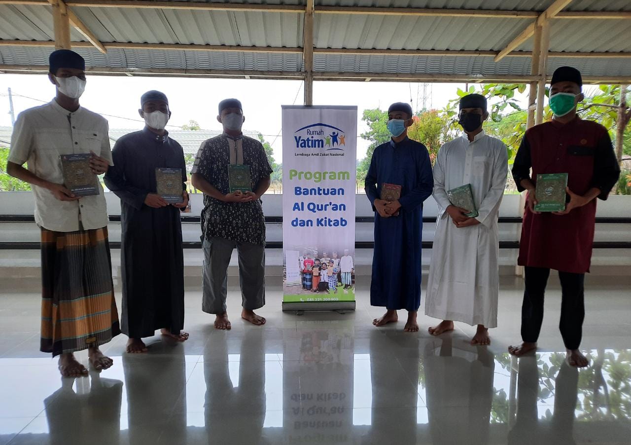Ratusan Paket Al-Qur'an dan Kitab Disalurkan Rumah Yatim di Berbagai Ponpes di Pekanbaru dan Kampar Riau