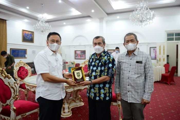 Gubernur Riau Gelar Pertemuan dengan Kepala OJK Riau
