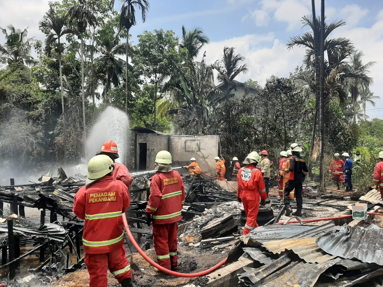 Dua Rumah Petak Terbakar, DPKP Kerahkan 6 Mobil Pemadam Kebakaran Jinakan Api