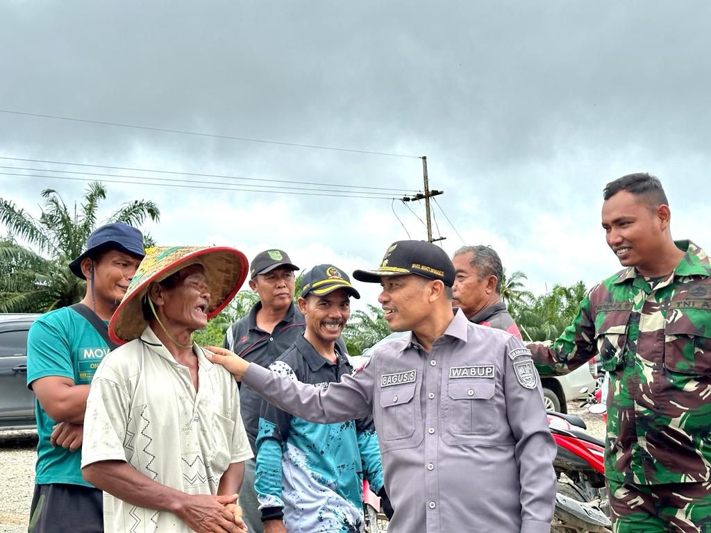 Wakil Bupati Bagus Santoso Bersama PT Bumi Siak Pusako Bantu Warga Terdampak Banjir di Siak Kecil