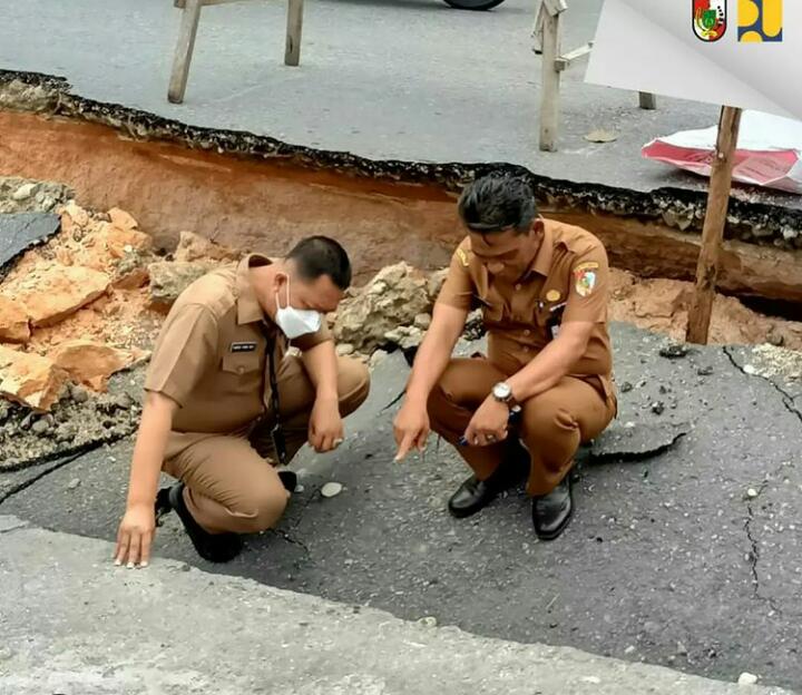 Kepala Dinas PUPR Tinjau Jalan Lobak yang Amblas