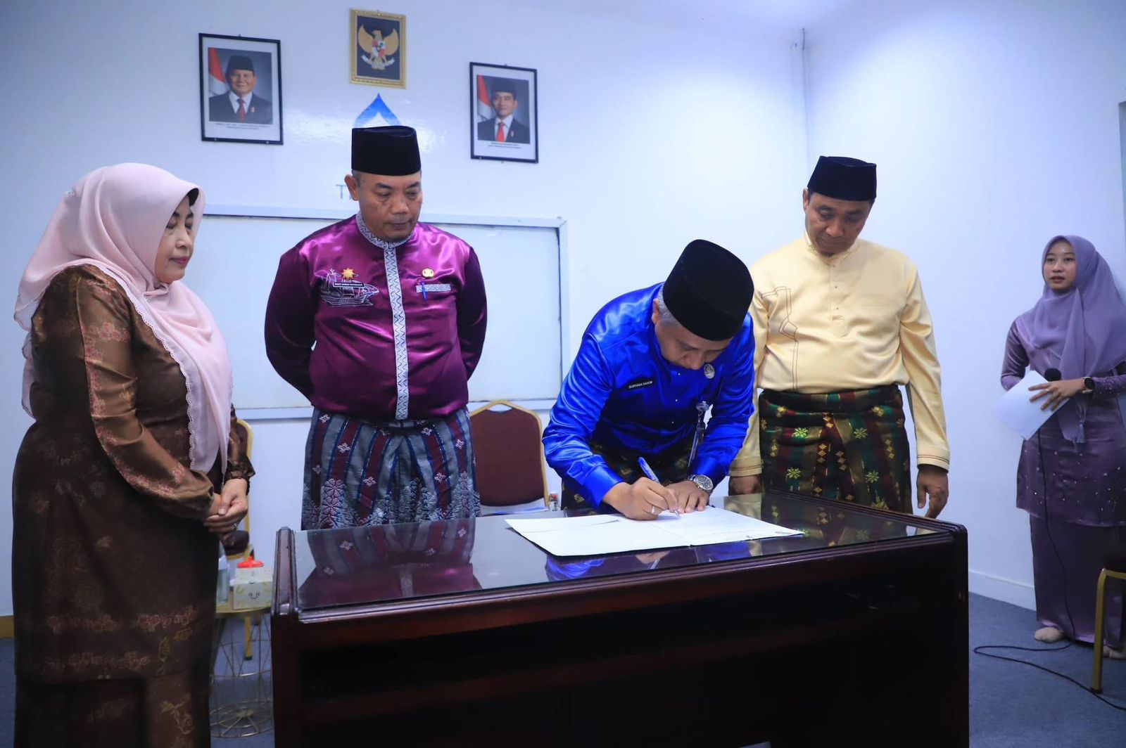 Wawako Pekanbaru Serahkan SK Dewan Pengawas dan Plt Direktur Perumdam Tirta Siak