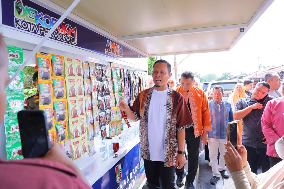 Wali Kota Pekanbaru Serahkan Belasan Gerobak Bantuan Untuk Pelaku UMKM