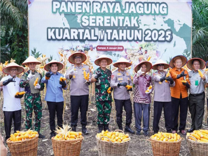Bupati Kampar Dampingi Kapolda Riau Panen Jagung Serentak Kuartal IV Tahun 2025
