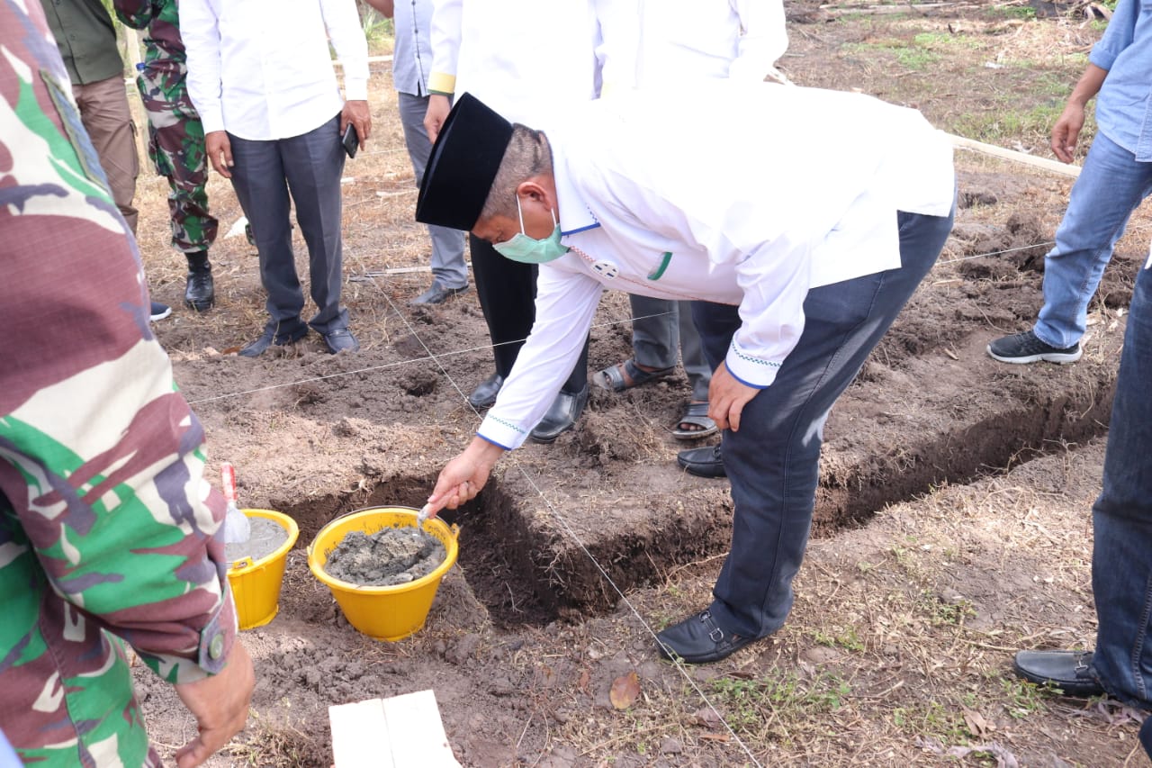 Bupati Alfedri Letakkan Batu Pertama Pembangunan RLH Program BazNas Siak