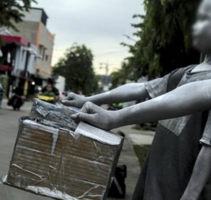 Dalam Waktu 3 Jam, Manusia Silver Bisa Kumpulkan Uang Rp300-Rp400 Ribu