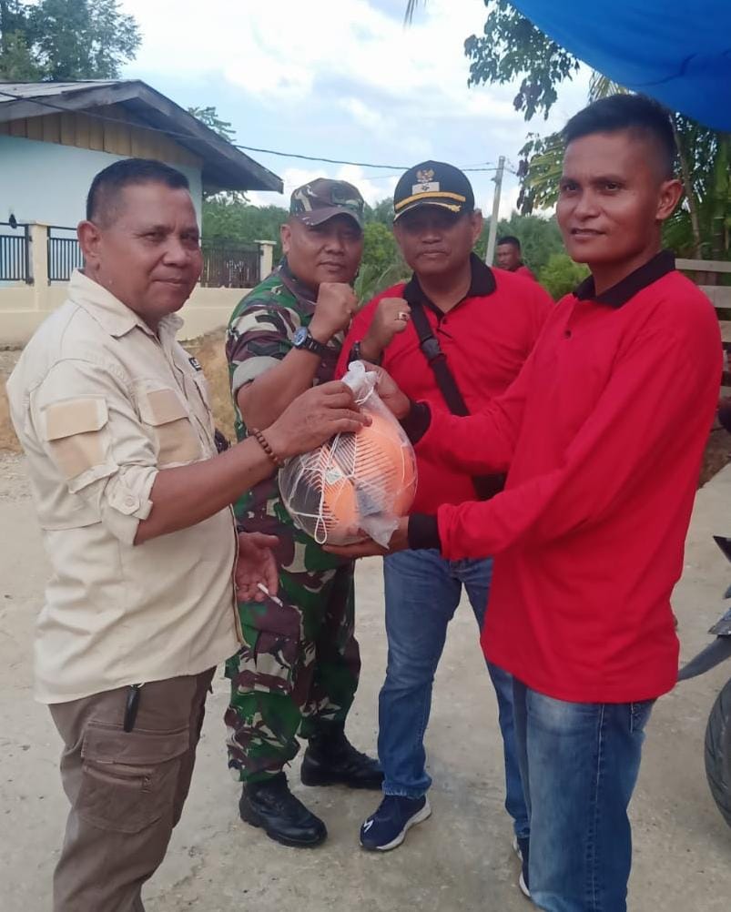 Ketua FK 2 Kampar Kiri, Nasrul Memberikan Bola Kaki di Turnamen PODESRA CUP 2022