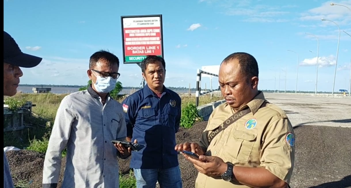 Security PT.SS, Halangi Wartawan saat Mengambil Gambar Kegiatan Pelabuhan Tanjung Buton