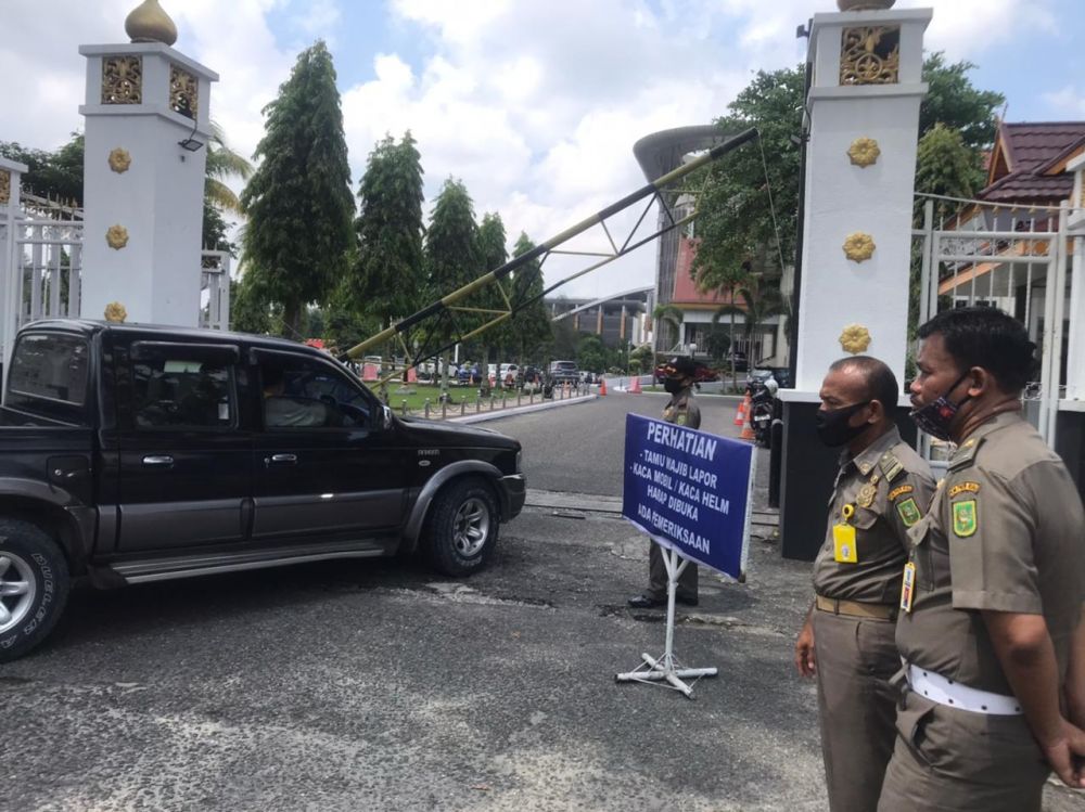 Satpol PP Perketat Penjagaan dan Pemeriksaan di Kantor Gubernur
