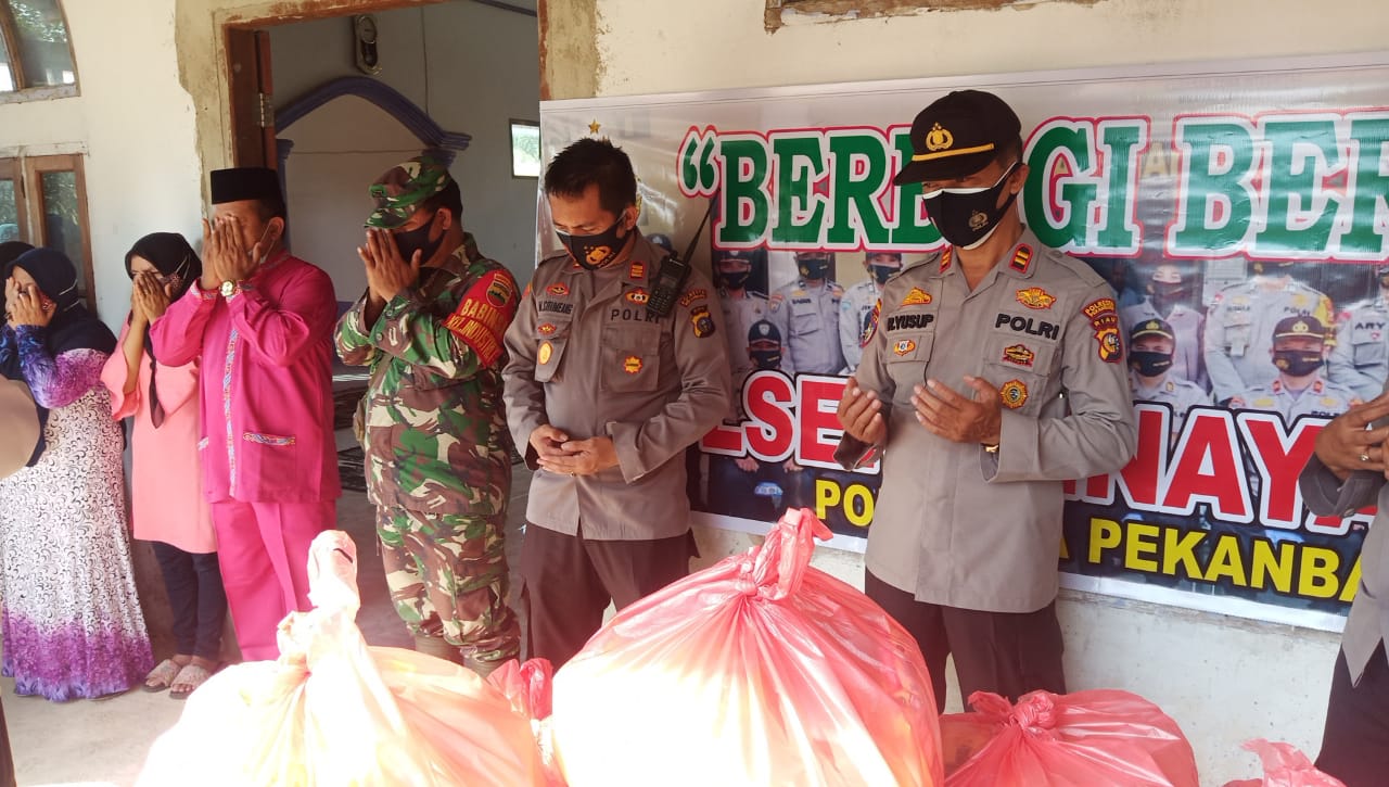 Polsek Tenayan Raya Bagikan 25 Paket Sembako Untuk Warga Kurang Mampu