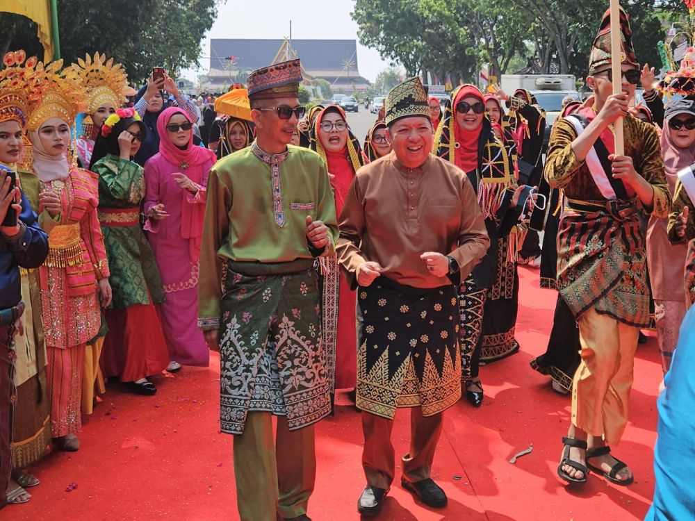 Pawai Budaya HUT ke-68 Riau: Ketika Sejarah Hidup Kembali di Tengah Kota