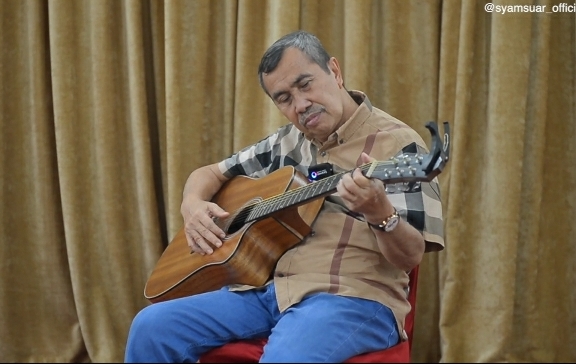 Sambil Main Gitar, Gubri Syamsuar Ucap Selamat Hari Musik Nasional