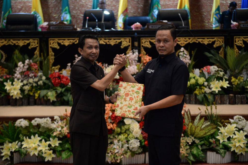DPRD Riau Serahkan Pandangan Umum Fraksi Terhadap Rancangan Perda RPJPD Riau 2025 - 2045