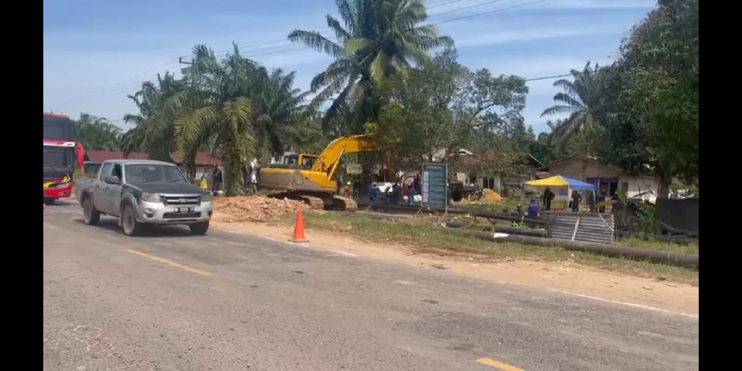 BANGKO PERMATA MENCEKAM PULUHAN TIM GABUNGAN POLISI DAN BRIMOB POLRES ROHIL KAWAL PENANAMAN PIPA