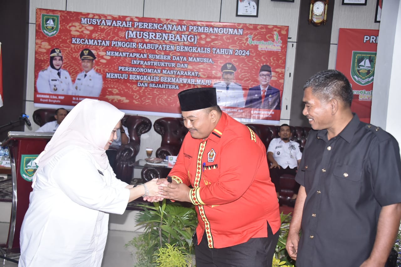 Bupati Kasmarni Serahkan 2 Unit Ambulan Untuk IKBR dan PKNR