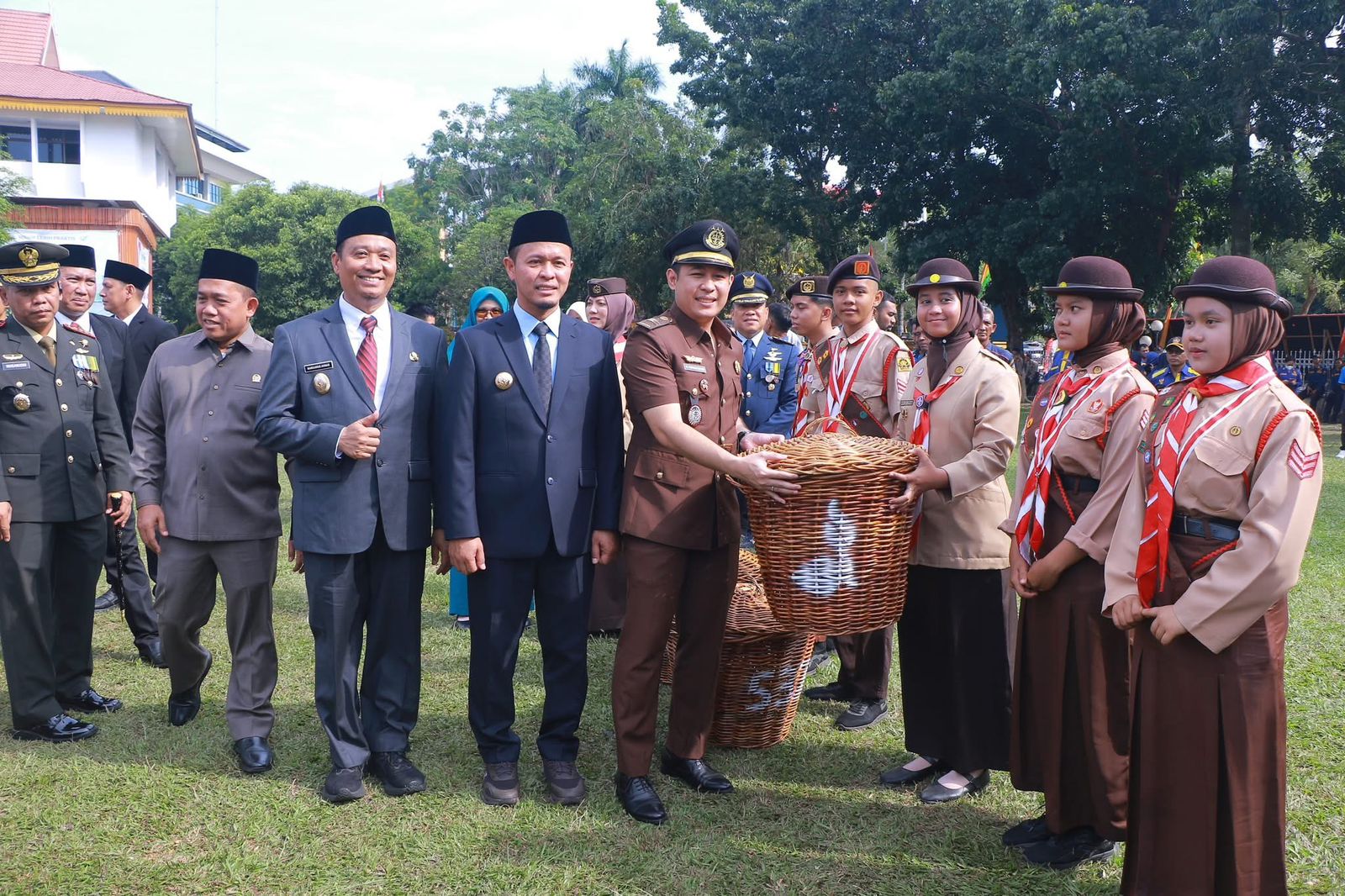 Semangat Sumpah Pemuda, Pekanbaru Bagikan 300 Tong Sampah Anyaman Rotan