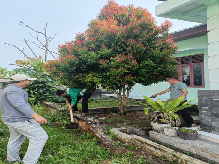 Gotong Royong Perkuat Kebersamaan Pegawai KUA Kecamatan Salo