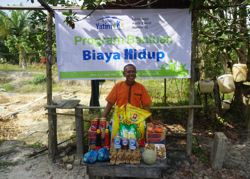 Sempat Tak Makan Nasi, Pak Gatot Kembali Terima Bantuan Rumah Yatim