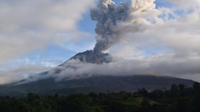 Guguran Abu Gunung Sinabung Capai Jarak 500 - 1000 Meter