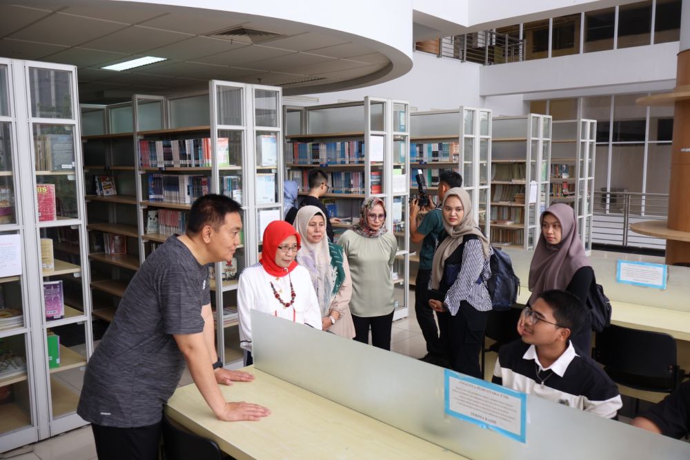 Berkunjung ke Perpustakaan Soeman HS, Kapolda Riau Dibuat Kagum