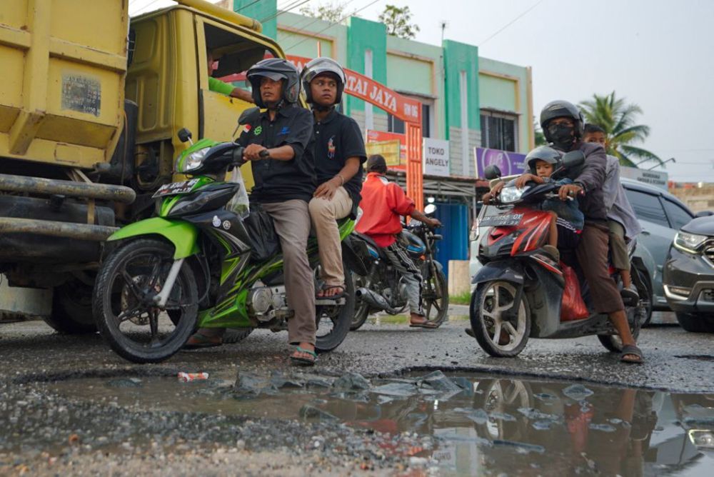 Tinjau Jalan Rusak di Kampar, Pj Gubri Minta Pemkab Kampar Kirim Surat Bantuan Perbaikan