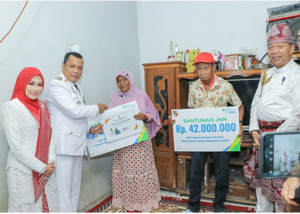 Pemko Pekanbaru Serahkan Santunan Kematian Kepada Ahli Waris Pekerja Rentan