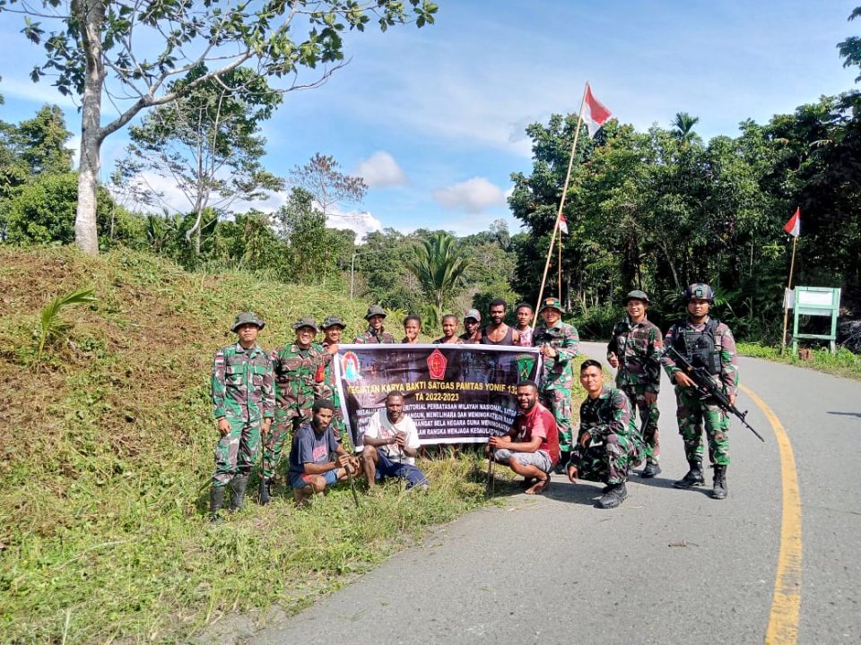 Satgas Yonif 132/BS Gelar Karya Bakti Bersama Masyarakat Kp. Kalibom.