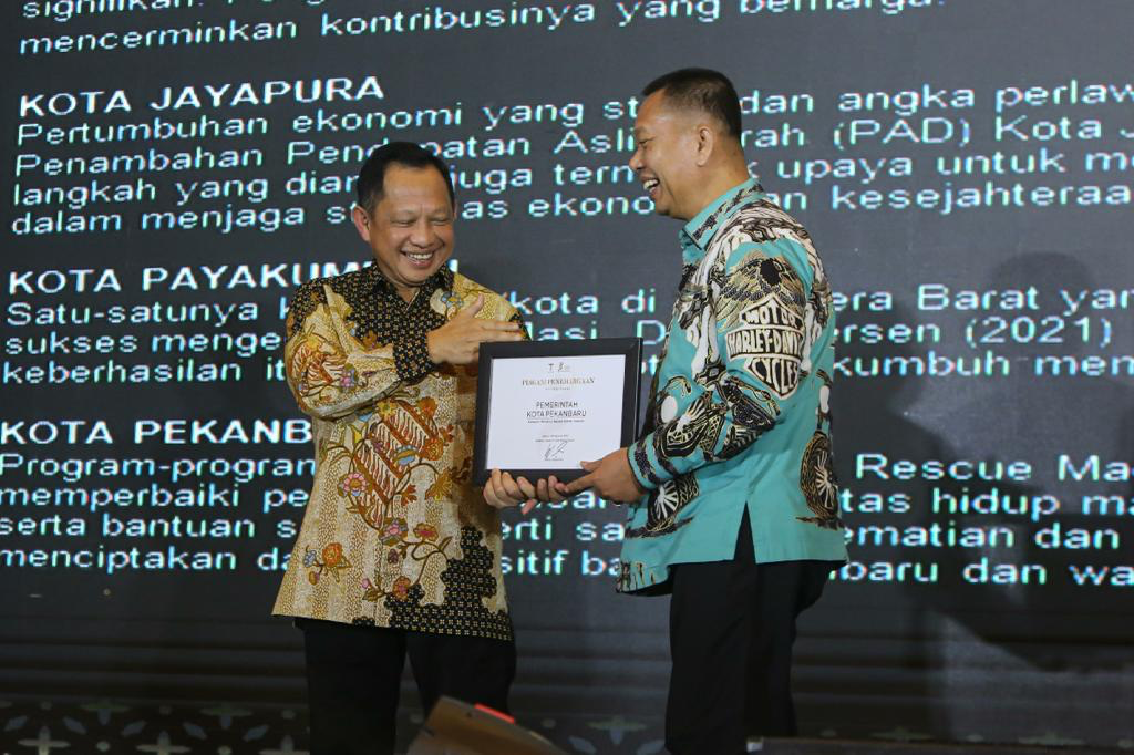 Mendagri Serahkan Anugrah Kepala Daerah Terinovatif 2023 ke Pj Wali Kota Pekanbaru